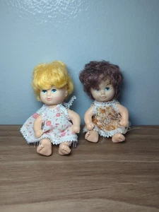 Vintage 3" Mini Baby Puppen Menge 2 Vinyl sitzende Puppen verwurzeltes Haar China - Bild 1 von 9