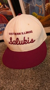 De Colección Southern Illinois Salukis Script NCAA Spellout Sombrero Gorra Blanco Fútbol Nailon - Imagen 1 de 11