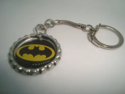 Chaveiro BATMAN design tampa garrafa estilo cobra tom prata poliuretano  - Imagem 1 de 4