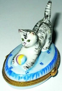 LIMOGES FRANCE BOX -ROCHARD- PLAYFUL TABBY CAT & BALL ON BLUE RUG -KITTEN- KITTY - Picture 1 of 6