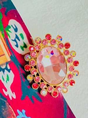 Anillo de cóctel grueso abierto calado cristales fucsia rosa ovalado extra grande dorado Foto 1 de 4