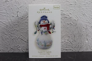 Hallmark Andenken Weihnachtsschmuck 2008 Louie D leicht Snowtop Lodge Schneemann - Bild 1 von 3
