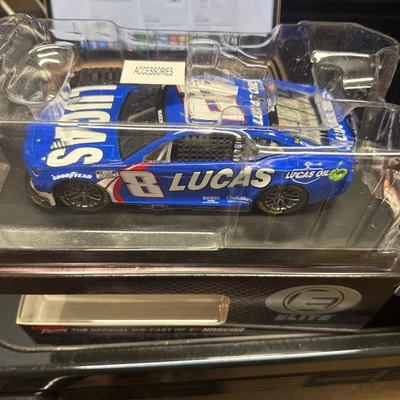 Kyle Busch 2025 Lucas Oil 1:24 Elite Diecast - Image 1 of 4