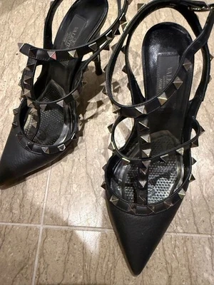 Bombas VALENTINO GARAVANI Rockstud Couro Preto Tamanho 35 Fabricadas na ITÁLIA Autênticas Usadas - Imagem 1 de 4