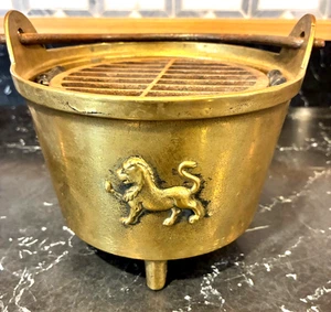 Cubo vintage de latón fundido con león y 1526 con rejilla - Imagen 1 de 6