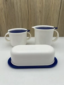 Tupperware Classic Zucker- und Milchkännchen-Set & Butterdose weiß blau Schnappdeckel EUC - Bild 1 von 6