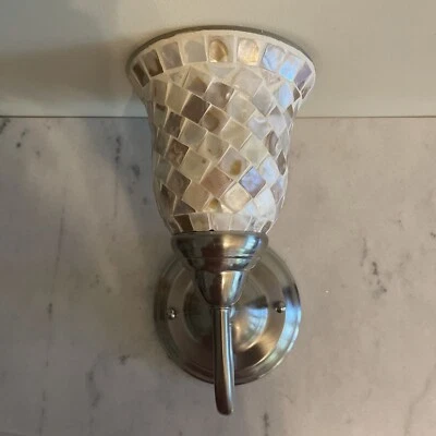 Arandela de parede Intertec Lighting, níquel escovado, vidro concha 5" - Imagem 1 de 4