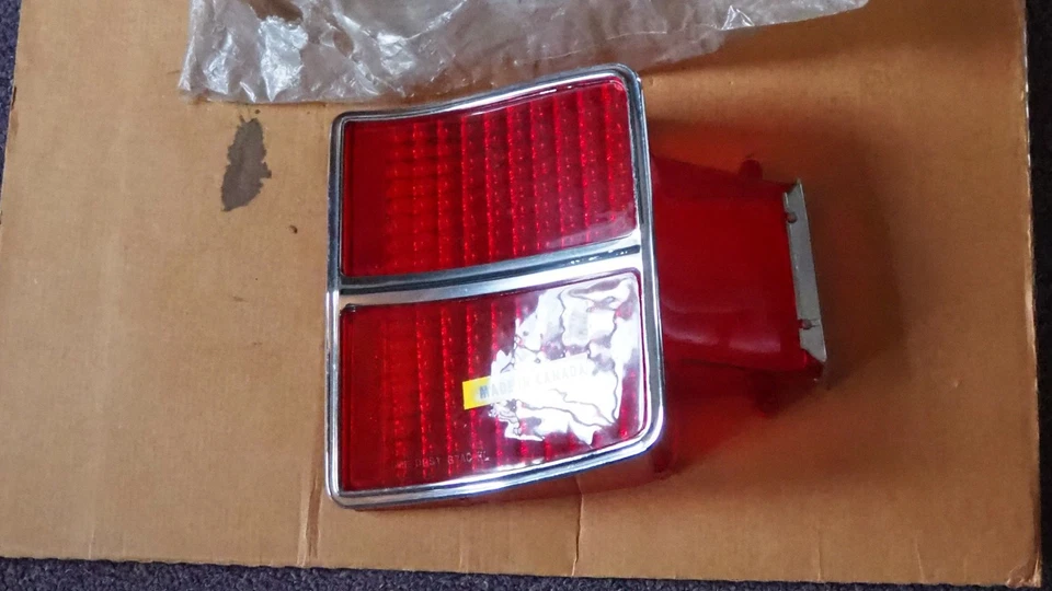 1967 AMC RAMBLER REBEL ПРАВАЯ СТОРОНА ЗАДНИЙ ФОНАРЬ ОБЪЕКТИВ НОВЫЙ ИЗ СТАРЫХ ЗАПАСОВ - Изображение 1 из 1