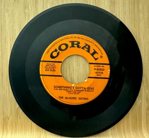 The Mcguire Sisters Rhythm N Blues / Something's Gotta Give 45 RPM Record Coral - Imagen 1 de 12