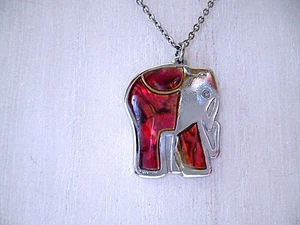 Silvertone & Red Elephant Pendant Necklace - Bild 1 von 4