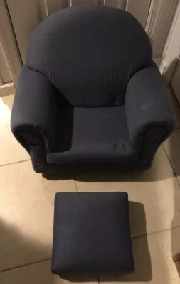 Mecedora y reposapiés tapizados Kidkraft otomana azul denim rojo pies mecedora Foto 1 de 4