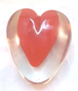 ART GLASS PAPER WEIGHT RED HEART IN GLASS HEART HEAVY UNIQUE LOVE SWEETHEART - Picture 1 of 6