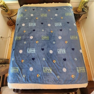 Флисовое одеяло Life Is Good Love What You Do 70 x 60 дюймов цветок мира сердце синее - Изображение 1 из 4