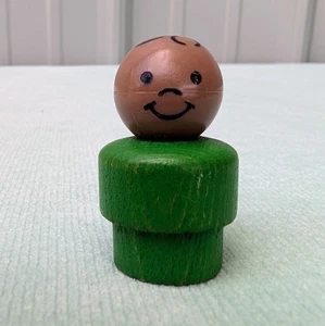 Fisher Price Little People vintage base legno verde ragazzo afroamericano - Foto 1 di 8