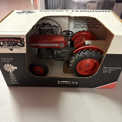 SCALE MODELS 1/16 SCALE DIECAST MASSEY FERGUSON 135 FARM TOY TRACTOR - Image 1 of 4