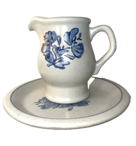 Jarra de jarabe crema de gres Pfaltzgraff Yorktowne de colección platillo blanco azul - Imagen 1 de 7