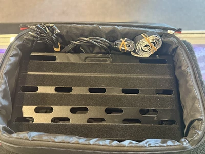 Pedalera Voodoo Labs Dingbat con cables de fuente de alimentación y sujetadores de gancho y bucle Foto 1 de 4