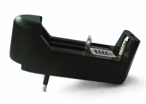 3.7V Universal Rechargeable Battery Charger  - Foto 1 di 7