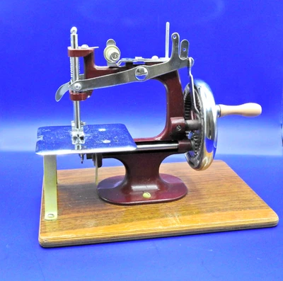 Vintage Essex travelling manual sewing machine oil and case - Image 1 of 4