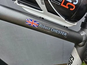 Fahrrad Name Rahmen Aufkleber MOUNTAIN & RENNRAD Fahrradhelm personalisiert jede Flagge - Bild 1 von 2