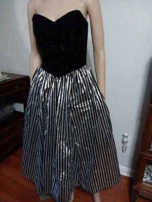 Vestido Vintage Años 80 Plateado y Negro Rayas Con Terciopelo Negro Corpiño Glamour Retro Talla 4 Foto 1 de 4