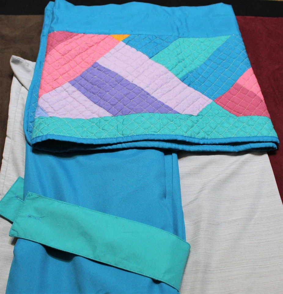 Cenefa de cortinas acolchada verde azulado, rosa, púrpura con dos paneles y lazos Foto 1 de 4