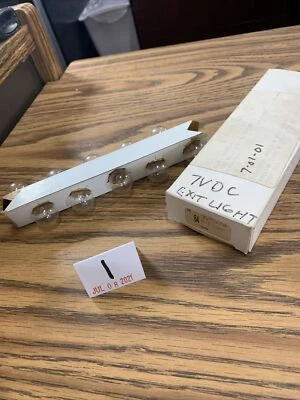 10 7VDC .63 amp exit lights  Foto 1 de 4