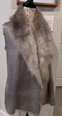 CHALECO SIN MANGAS LOVESTITCH para mujer talla M gris plateado con cuello de piel sintética  Foto 1 de 4