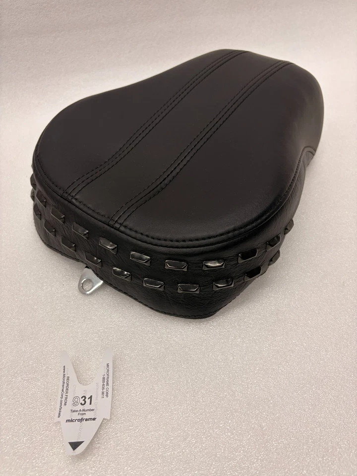 Harley Heritage Softail 2018-2023 asiento de pasajero con tachuelas negro 34 Foto 1 de 4