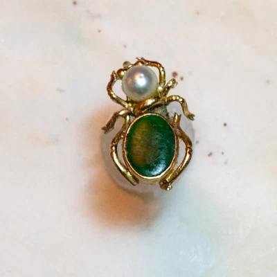 Prendedor de escarabajo verde de oro amarillo de 14 quilates con perla y jade alrededor de 1960* Foto 1 de 3