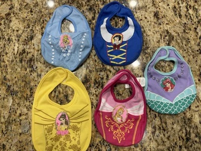 Lote 5 baberos baberos princesa Disney - Ariel, Blancanieves, Bella, Cenicienta, Aurora  Foto 1 de 4