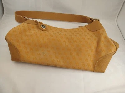 BOLSO DE MANO DOONEY & BOURKE DE LONA MOSTAZA CON ESTAMPADO DE LOGOTIPO CON RIBETE Y ASA DE CUERO GRANULADO Foto 1 de 4