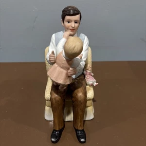 Homco #1476 Porzellanfigur "I Love Papa" - Vater & Kind sitzend mit Puppe - Bild 1 von 5