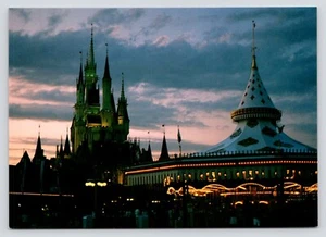 Tokyo Disneyland Aschenputtel Schloss Goldenes Karussell Dämmerungsansicht um 1983 Postkarte - Bild 1 von 2