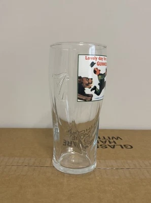 Guinness "My Goodness My Guinness" 20oz Vidrio Tulipán León Persiguiendo Bigote Hombre Foto 1 de 3