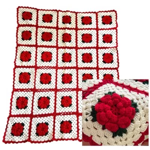 Vintage 48 x 60" handgehäkelt 3D Rosen Überwurf Decke rot weiß afghanisch quadratisch - Bild 1 von 4