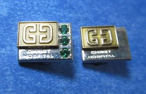 (2) Christ Hospital spilla risvolto bicolore contrassegnata lunghezza 15 mm 6,23 gr. CTO oro 10k - Foto 1 di 11