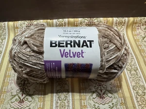 Bernat Hilo Terciopelo Madeja Champiñón Tostado Marrón Beige Terciopelo 10.5 OZ - Imagen 1 de 5