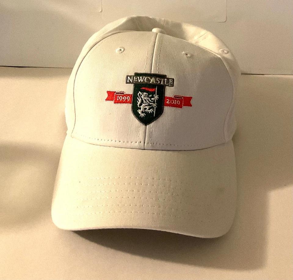 Gorra de béisbol Newcastle 1999-2019 blanca buen estado gran regalo. AU-254 Foto 1 de 4
