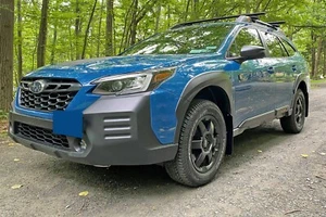 Guardabarros Rally Armor para Subaru 2022-2025 Outback Wilderness con logotipo blanco - Imagen 1 de 7