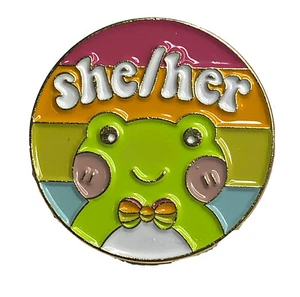 Ella Su Esmalte Prendedor Pronombres Materia Pin Rana Lindo Botón Binario Trans LGBTQ Lindo - Imagen 1 de 6