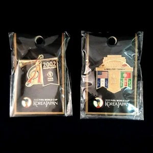 Copa Mundial de la FIFA 2002 EE. UU. vs Portugal Corea Japón Fútbol Oficial Juego de 2 insignias - Imagen 1 de 4