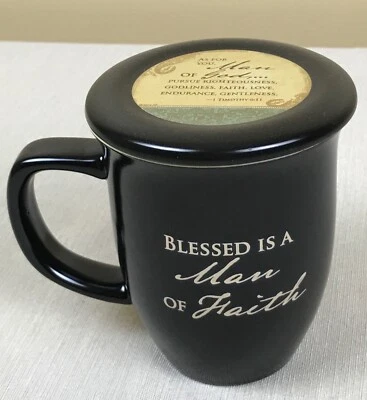 Taza Abbey Press, Blessed is a Man of Faith con tapa-montaña rusa, negra, 1 Timoteo 6:11 Foto 1 de 4