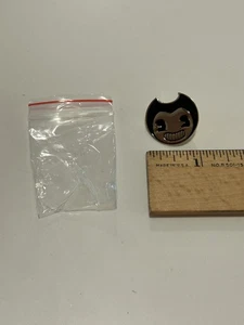 BENDY AND THE INK MACHINE 1" DURCHMESSER ANSTECKNADEL MIT VERSCHLUSS - NEU - Bild 1 von 6