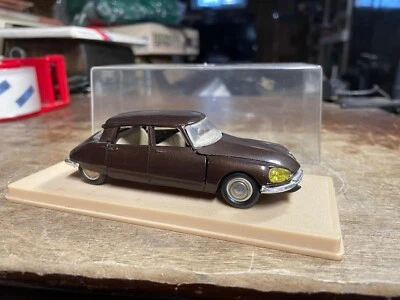 Винтажная литая модель автомобиля Eligor 1:43 1967 Citroen DS 21 Berline коричневая - Изображение 1 из 4