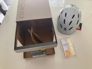 Neu im Karton weiß Giro "9 Ten" / "Nine 10" Ski- & Snowboardhelm - Erwachsene M - Bild 1 von 14