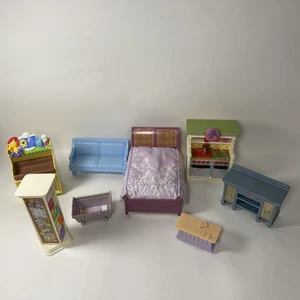 Fisher Price Loving Family Möbel Bett Herd Wickeltisch Spielzeugkiste Menge 8 - Bild 1 von 24
