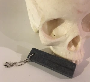 Schlüsselanhänger Messerschärfstein Tasche Fischhaken Schärfstein SS71 - Bild 1 von 1