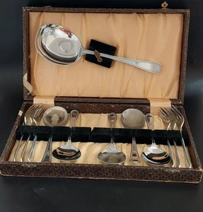 VINTAGE SILVER PLATE EPNS FRUIT DESSERT FORK SPOON SET BOXED Spoon Missing - Picture 1 of 8