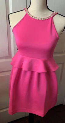 Vestido Lilly Pulitzer Caesara Rosa Caliente Con Acento Dorado Niñas X-Grande Precio de venta sugerido por el fabricante 98 USD Foto 1 de 4